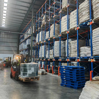 B50: Magazijnopslag met radioschuttle voor palletstellingen, vier toegangswegen, shuttle met hoge snelheid, palletapparatuur, radiowagenstelling